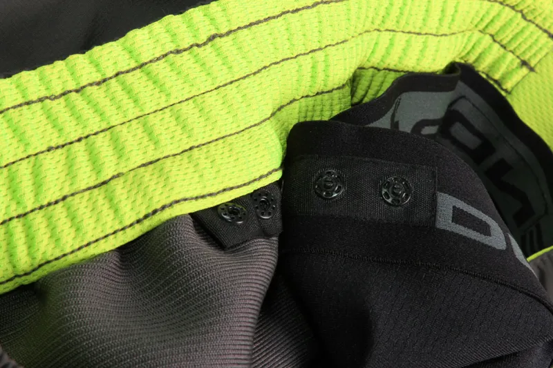 Endura Hummvee 3/4 Shorts II with Liner in Black-8