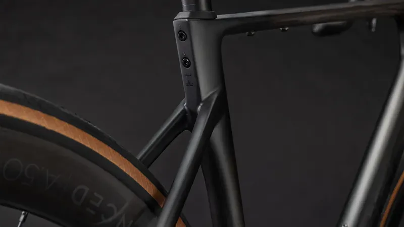 Cube Attain C:62 SLT Road Bike In Carbon/Coal Chrome-6